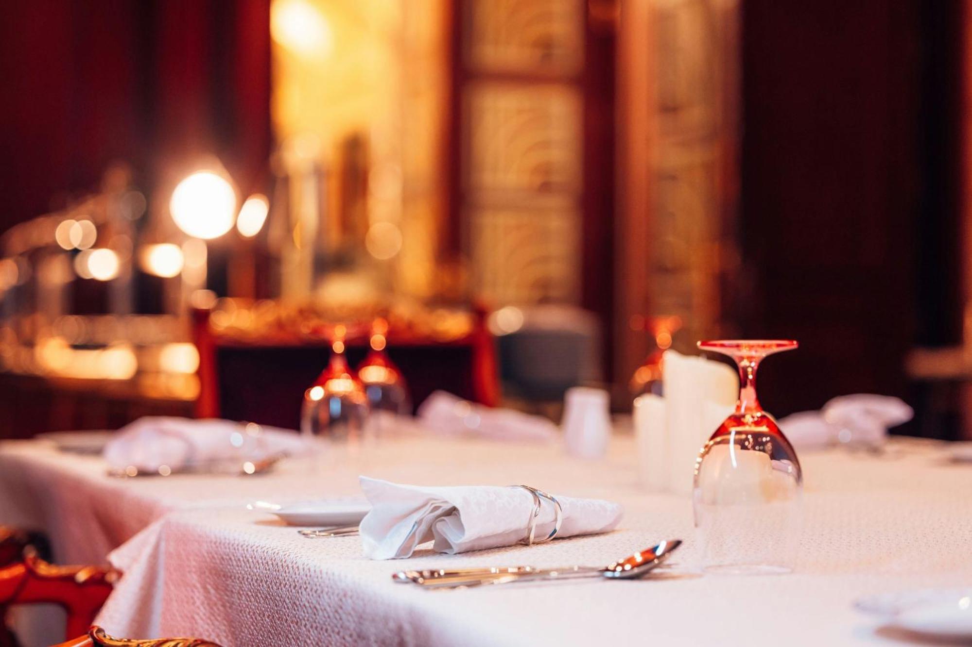 מלון The Ritz-Carlton ג'דה מראה חיצוני תמונה A restaurant table set for fine dining