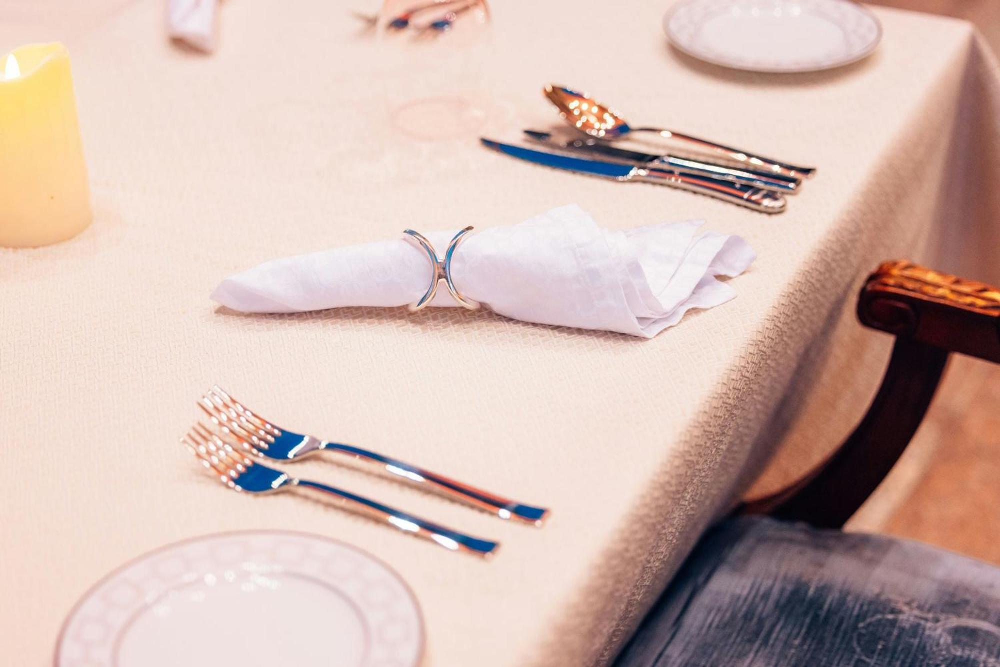 מלון The Ritz-Carlton ג'דה מראה חיצוני תמונה A table set for fine dining